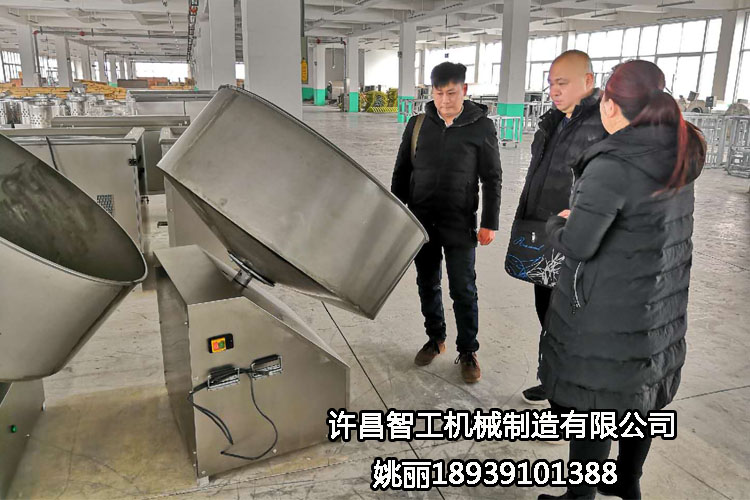 鄭州月旺食品李總一行兩人來到許昌智工再次采購湯圓機(jī)