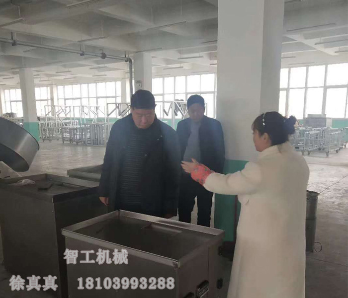 魯山老客戶再次來許昌智工考察訂購湯圓機(jī)、元宵制陷機(jī)！