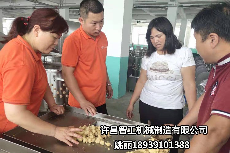 河南周口客戶自帶原料到許昌智工考察、試機(jī)制餡機(jī)?。ㄗ龈恻c(diǎn)）